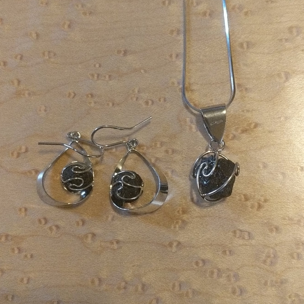 Earing and necklace set